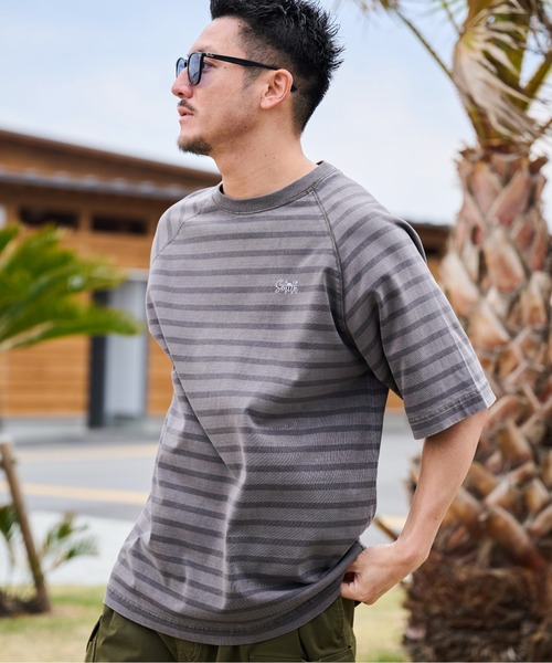 Sunny Smith(サニースミス)の「【SUNNY SMITH】ボーダーオーバーダイ ラグランロゴ刺繍Tシャツ(CP)(Tシャツ/カットソー・メンズ・スモーク/ベージュ/オリーブ・M/L)」の17枚目の写真