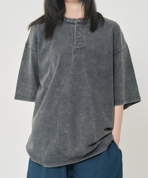ROUGH TRADE(ラフトレード)の「USAコットン スノーウォッシュヘンリーネックTEE(M1)(Tシャツ/カットソー・メンズ・アイボリー/チャコールグレー/ブラウン・X-LARGE/LARGE/MEDIUM)」の2枚目の写真