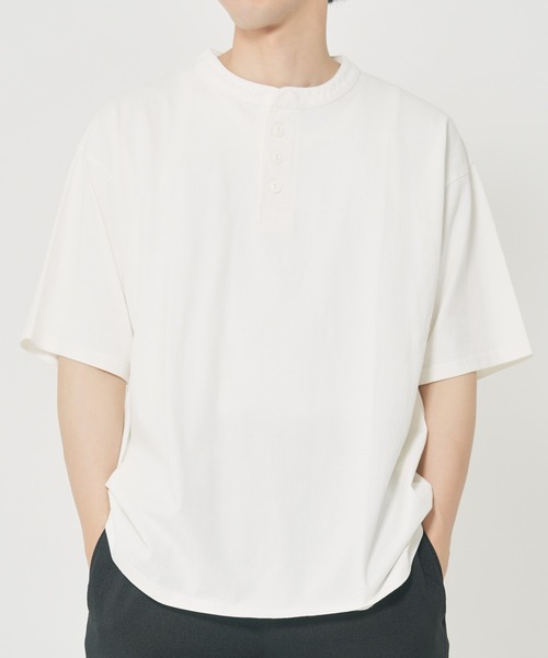 ROUGH TRADE(ラフトレード)の「USAコットン スノーウォッシュヘンリーネックTEE(M1)(Tシャツ/カットソー・メンズ・アイボリー/チャコールグレー/ブラウン・X-LARGE/LARGE/MEDIUM)」の1枚目の写真