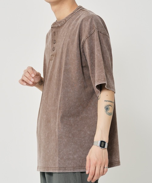 ROUGH TRADE(ラフトレード)の「USAコットン スノーウォッシュヘンリーネックTEE(M1)(Tシャツ/カットソー・メンズ・アイボリー/チャコールグレー/ブラウン・X-LARGE/LARGE/MEDIUM)」の11枚目の写真
