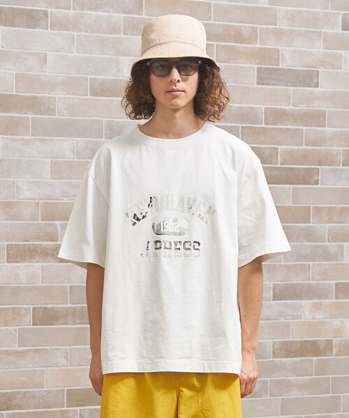 J.PRESS YORK STREET(ジェイプレスヨークストリート)の「【UNISEX】フォトプリント Tシャツ "College Logo"(Tシャツ/カットソー・メンズ・ライトグレー系/ダルブルー系/ホワイト系/ライトグリーン系・SMALL/MEDIUM/LARGE)」の1枚目の写真