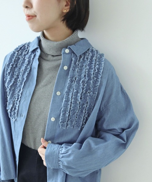 PAR ICI(パーリッシィ)の「ライトオンスデニム たっぷりフリルブラウス(シャツ/ブラウス・レディース・ネイビー/サックスブルー・FREE)」の1枚目の写真