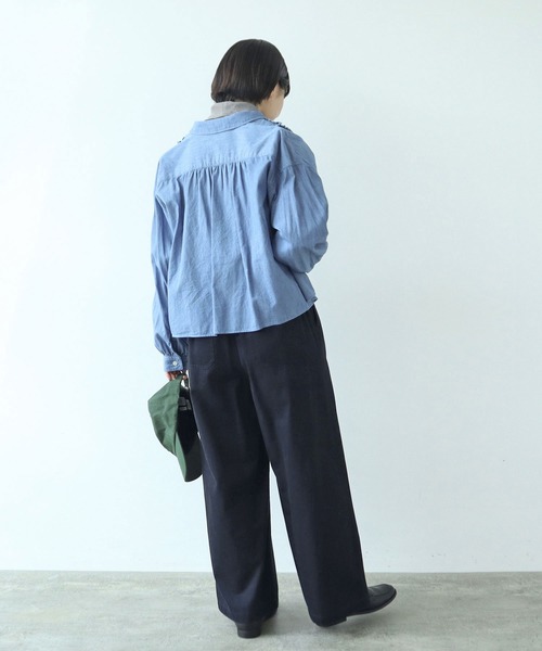 PAR ICI(パーリッシィ)の「ライトオンスデニム たっぷりフリルブラウス(シャツ/ブラウス・レディース・ネイビー/サックスブルー・FREE)」の6枚目の写真