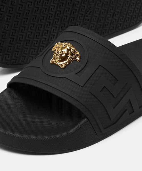 VERSACE(ヴェルサーチ)の「ラ メドゥーサ スライダーサンダル(サンダル・メンズ・ブラック・42/43/41/40)」の2枚目の写真
