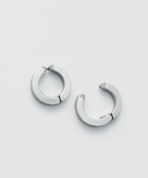 WYZ surgical stainless(ダブリューワイジィーサージカルステンレス)の「【 金属アレルギー対応 】梨地フープイヤリング サージカルステンレス(両耳用)(イヤリング・メンズ・シルバー/ゴールド/ブラック・FREE)」の4枚目の写真
