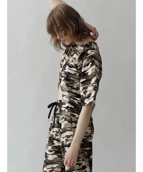 :ETHROF(イーサオブ)の「CAMOUFLAGE FRONT CURVE TOPS(Tシャツ/カットソー・レディース・ベージュ系/オリーブ・FREE)」の4枚目の写真