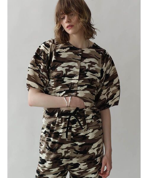 :ETHROF(イーサオブ)の「CAMOUFLAGE FRONT CURVE TOPS(Tシャツ/カットソー・レディース・ベージュ系/オリーブ・FREE)」の13枚目の写真