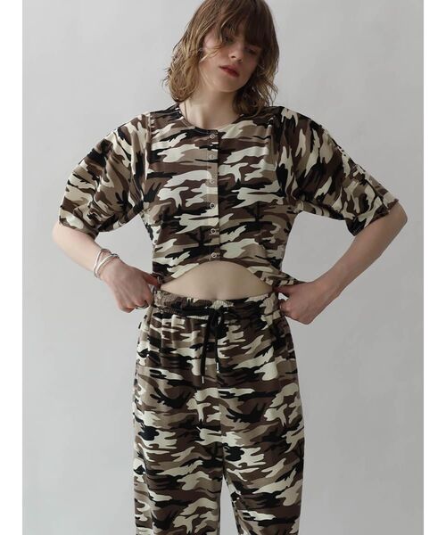 :ETHROF(イーサオブ)の「CAMOUFLAGE FRONT CURVE TOPS(Tシャツ/カットソー・レディース・ベージュ系/オリーブ・FREE)」の14枚目の写真