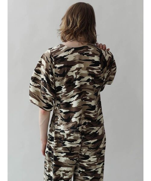 :ETHROF(イーサオブ)の「CAMOUFLAGE FRONT CURVE TOPS(Tシャツ/カットソー・レディース・ベージュ系/オリーブ・FREE)」の17枚目の写真