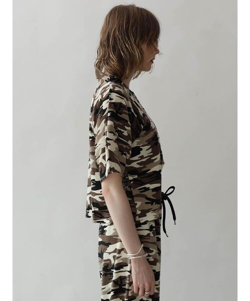 :ETHROF(イーサオブ)の「CAMOUFLAGE FRONT CURVE TOPS(Tシャツ/カットソー・レディース・ベージュ系/オリーブ・FREE)」の19枚目の写真