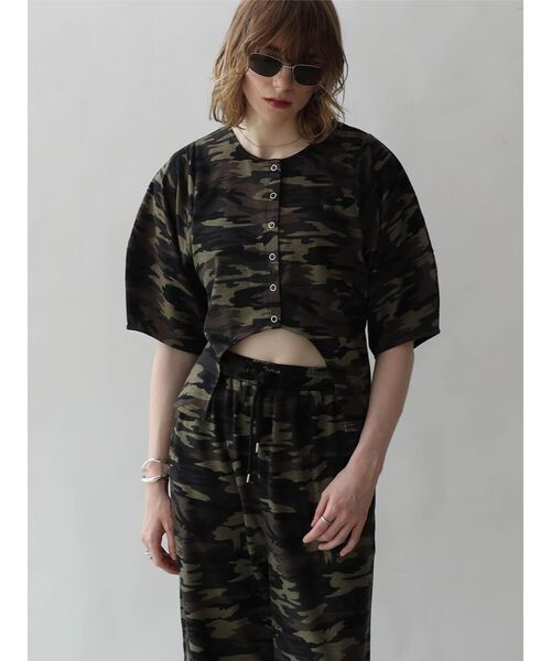 :ETHROF(イーサオブ)の「CAMOUFLAGE FRONT CURVE TOPS(Tシャツ/カットソー・レディース・ベージュ系/オリーブ・FREE)」の2枚目の写真