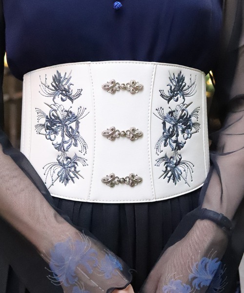 axes femme（アクシーズファム）の「彼岸花刺繍コルセットベルト