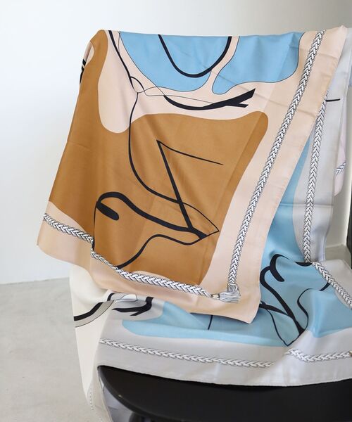 le.coeur blanc（ルクールブラン）の「ニュアンスプリントビッグスカーフ（バンダナ/スカーフ・レディース・グレー/ベージュ・FREE）」の5枚目の写真