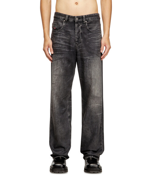 DIESEL(ディーゼル)の「メンズ ブラック ワイドデニムパンツ RELAXED 2001 D-MACRO(デニムパンツ・メンズ・ブラック・26inch/30inch/28inch/32inch/34inch/36inch)」の2枚目の写真