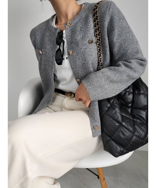 SAISON DE PAPILLON（セゾンドパピヨン）の「【高評価】レディース ノーカラーショート丈ニットカーディガン クルーネック ニットアウター高見え！（カーディガン/ボレロ・レディース・ブラック/チャコール/ベージュ・M/L）」の4枚目の写真