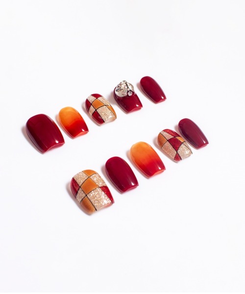 KONVINI（コンビニ）の「【not a nail】水光マグネット秋冬デザインハンドメイドデザインネイルチップショート（ネイルシール/ネイルチップ・レディース・アイボリー/ブラック系その他/レッド系その他2/レッド系その他・SMALL/MEDIUM）」の6枚目の写真