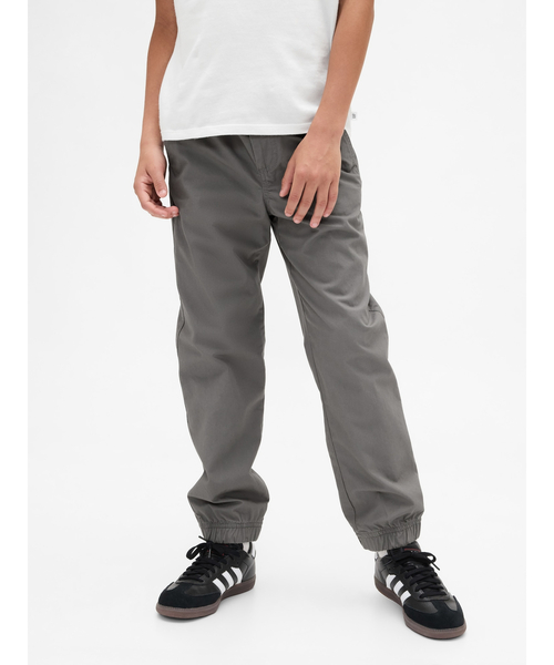 GAP(ギャップ)の「裏地付き ポプリンリラックスフィット ジョガーパンツ (キッズ)(その他パンツ・キッズ・ブラック系その他/ブルー系その他/グレー系その他/オフホワイト・140cm/130cm/160cm/150cm/120cm/110cm)」の1枚目の写真