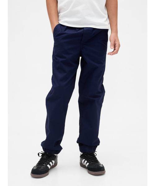 GAP(ギャップ)の「裏地付き ポプリンリラックスフィット ジョガーパンツ (キッズ)(その他パンツ・キッズ・ブラック系その他/ブルー系その他/グレー系その他/オフホワイト・140cm/130cm/160cm/150cm/120cm/110cm)」の2枚目の写真