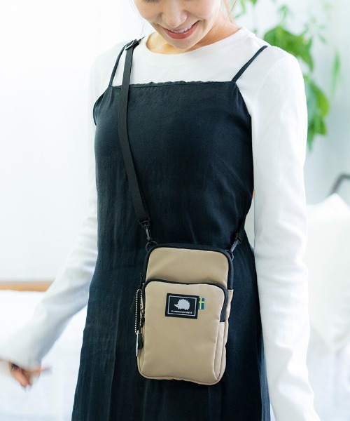 SCANDINAVIAN FOREST（スカンジナビアン・フォレスト）の「スマホショルダーバッグ＜撥水加工＞（ショルダーバッグ・レディース・チャコールグレー/ベージュ/ダークブルー/グリーン/ブラック/ピンクベージュ・FREE）」の11枚目の写真