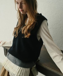 Vネックニットベスト / V-Neck Knit Vest
