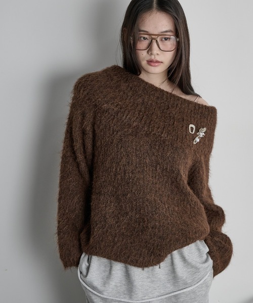 THE YOn(ザヨン)の「ウール混オフショルシャギーニット(ニット/セーター・レディース・イエロー/ブラウン/グレー/アイボリー・FREE)」の1枚目の写真