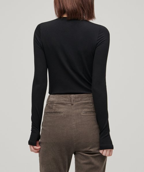 MUSINSA STANDARD WOMAN（ムシンサスタンダードウーマン）の「ウィメンズフィンガーホールクルーネック長袖Tシャツ[ブラック]（Tシャツ/カットソー・レディース・その他・SMALL/X-SMALL）」の3枚目の写真