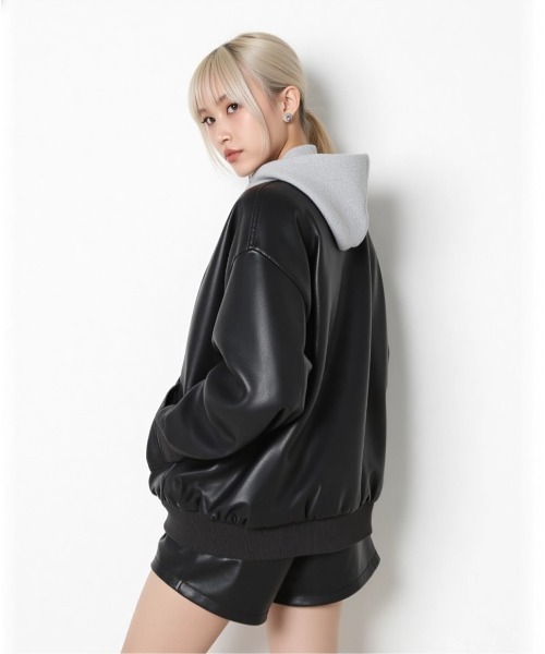 .KOM(ドットコム)の「A'GEM/9 × .kom 『.kom/ドットケーオーエム』 フェイクレザー×スウェットパーカーフェイクレイヤード切替ブルゾン(ライダースジャケット・レディース・ブラック・FREE)」の7枚目の写真