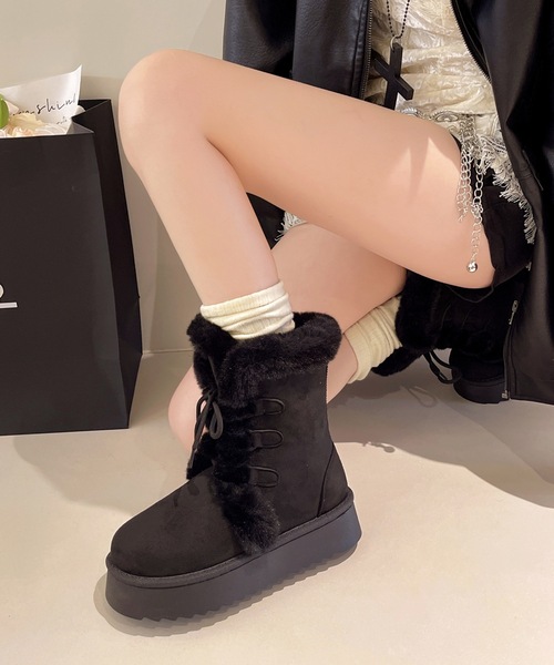 Lace Ladies(レースレディース)の「ファー付き レースアップ ミドル ムートン風 ブーツ(ブーツ・レディース・ブラック/ブラウン/ベージュ・23cm/23.5cm/24cm/24.5cm/25cm)」の4枚目の写真