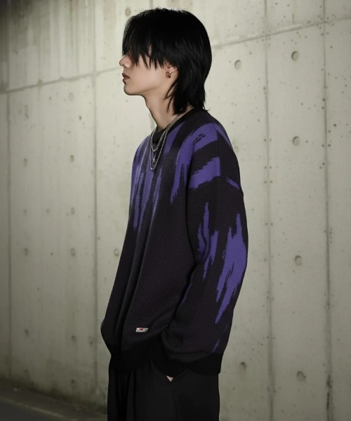 BENUSTA(ベヌスタ)の「A'GEM/9 × .kom 『BENUSTA/ベヌスタ』Brush Stroke Jacquard Crew Knit/ブラシストロークジャカードクルーニット(ニット/セーター・メンズ・パープル/ベージュ・L/XL)」の4枚目の写真