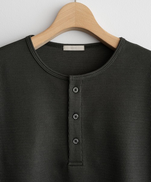 WYM LIDNM（ウィム バイ リドム）の「REFINED WAFFLE HENLEY NECK L/S TEE（Tシャツ/カットソー・メンズ・チャコール/オフホワイト/ブラック/グレイッシュベージュ・XS/S/M/L）」の19枚目の写真