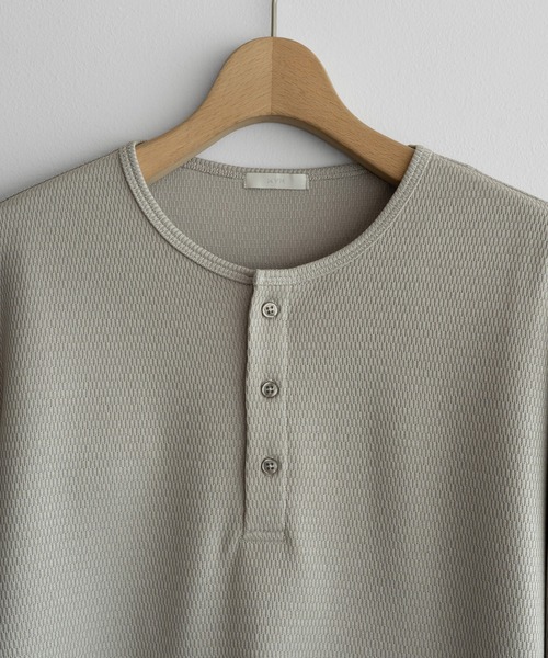 WYM LIDNM（ウィム バイ リドム）の「REFINED WAFFLE HENLEY NECK L/S TEE（Tシャツ/カットソー・メンズ・チャコール/オフホワイト/ブラック/グレイッシュベージュ・XS/S/M/L）」の12枚目の写真