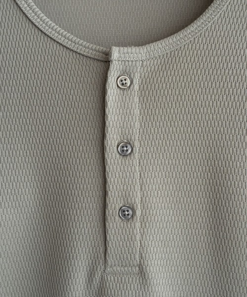 WYM LIDNM（ウィム バイ リドム）の「REFINED WAFFLE HENLEY NECK L/S TEE（Tシャツ/カットソー・メンズ・チャコール/オフホワイト/ブラック/グレイッシュベージュ・XS/S/M/L）」の11枚目の写真
