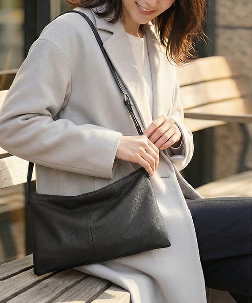 STYLE DELI(スタイルデリ)の「【DELI by】ソフトドレープ・リアルレザースリムショルダーバッグ(ショルダーバッグ・レディース・ブラック/ダークブラウン・FREE)」の2枚目の写真