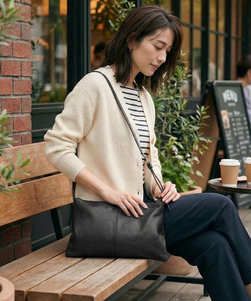 STYLE DELI(スタイルデリ)の「【DELI by】ソフトドレープ・リアルレザースリムショルダーバッグ(ショルダーバッグ・レディース・ブラック/ダークブラウン・FREE)」の5枚目の写真