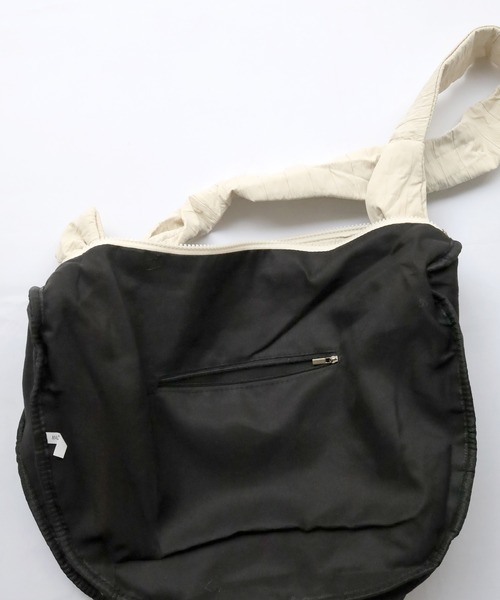 Crisp（クリスプ）の「サイドポケットステッチショルダーバッグ（ショルダーバッグ・レディース・アイボリー/ブラック・FREE）」の5枚目の写真