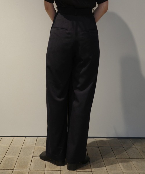 CLANE（クラネ）の「CLANE BASIC TUCK PANTS（その他パンツ・レディース・ネイビー/ブラック・1/2）」の4枚目の写真