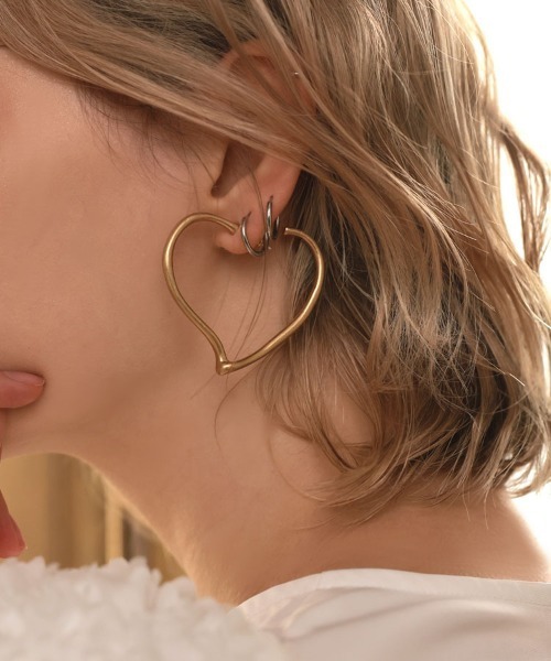 at.(アット)の「【at.】ハートフープピアス(ピアス(両耳用)・レディース・ゴールド・ONE SIZE)」の3枚目の写真
