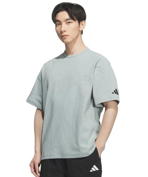 adidas(アディダス)の「アディダス adidas ルーズフィット ワッフルファブリック 半袖Tシャツ(Tシャツ/カットソー・メンズ・オリーブ/ブラック/グリーン・S/M/3L/LL/L)」の3枚目の写真
