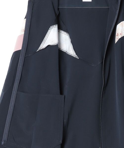 le coq sportif(ルコックスポルティフ)の「ルコックスポルティフ ポールアンドジョーコラボ クロスジャケット(ジャージ・レディース・ベージュ/ネイビー・M/L/XL)」の3枚目の写真