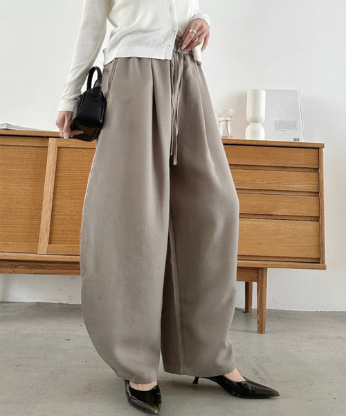 Eclat one(エクラワン)の「【Eclat one】ウエストゴム ドロスト リラックス イージー ワイド パンツ(その他パンツ・レディース・ネイビー/カーキ/アイボリー・L/M)」の2枚目の写真