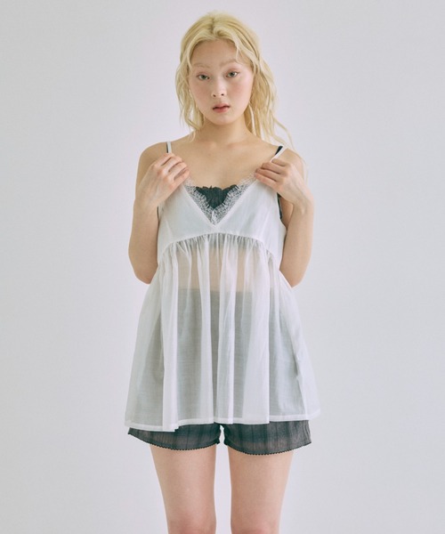EN NEUME(エンノイム)の「Sheer Lace Gathered Cami(キャミソール・レディース・オフホワイト/ブラック/グレイッシュベージュ/ブラウン・FREE)」の2枚目の写真