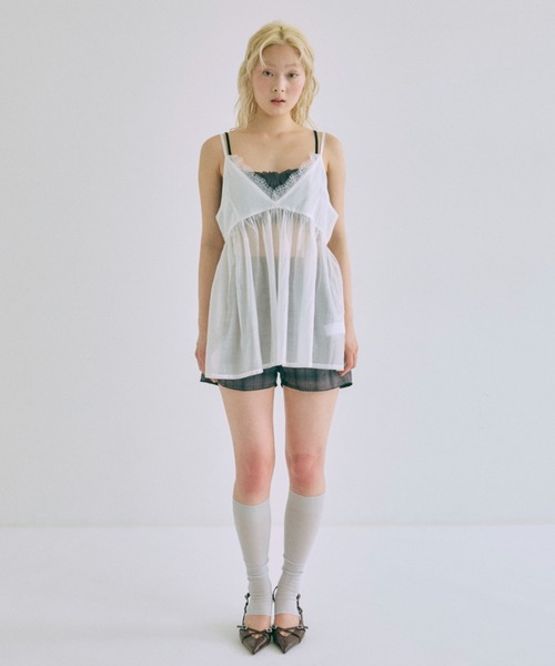 EN NEUME(エンノイム)の「Sheer Lace Gathered Cami(キャミソール・レディース・オフホワイト/ブラック/グレイッシュベージュ/ブラウン・FREE)」の18枚目の写真