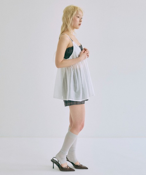EN NEUME(エンノイム)の「Sheer Lace Gathered Cami(キャミソール・レディース・オフホワイト/ブラック/グレイッシュベージュ/ブラウン・FREE)」の19枚目の写真