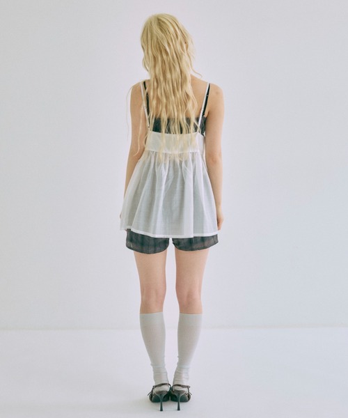 EN NEUME(エンノイム)の「Sheer Lace Gathered Cami(キャミソール・レディース・オフホワイト/ブラック/グレイッシュベージュ/ブラウン・FREE)」の20枚目の写真