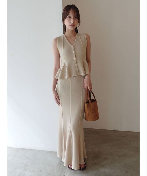 LAGUNAMOON(ラグナムーン)の「ペプラムノースリニットトップス(ニット/セーター・レディース・ブラック/レッド/ベージュ・FREE)」の2枚目の写真