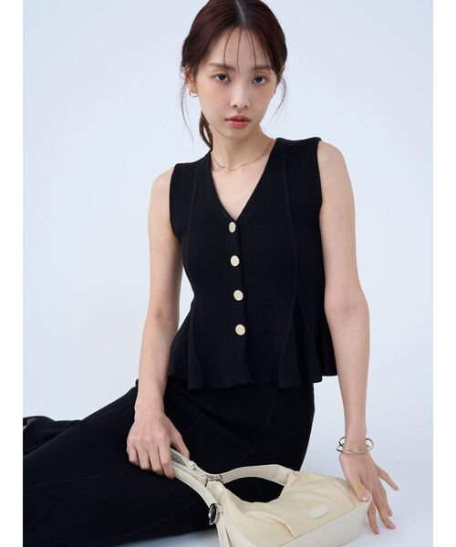 LAGUNAMOON(ラグナムーン)の「ペプラムノースリニットトップス(ニット/セーター・レディース・ブラック/レッド/ベージュ・FREE)」の1枚目の写真