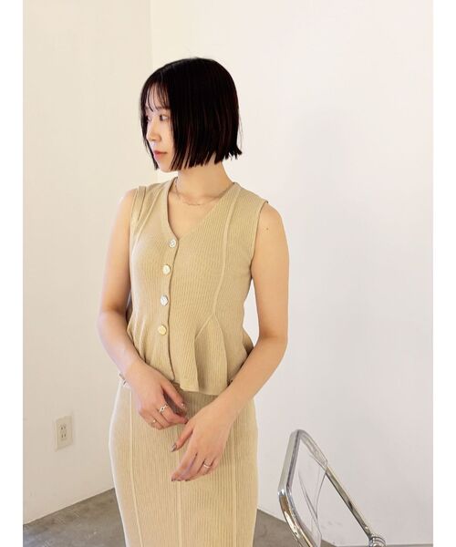 LAGUNAMOON(ラグナムーン)の「ペプラムノースリニットトップス(ニット/セーター・レディース・ブラック/レッド/ベージュ・FREE)」の10枚目の写真