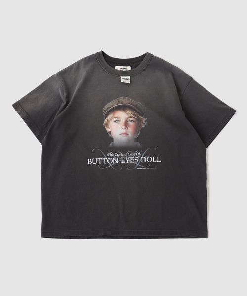 DAIRIKU(ダイリク)の「DAIRIKU / ダイリク "BUTTON EYE DOLL" Sunburn H-S Tag Tee(Tシャツ/カットソー・メンズ・ブラック系その他・SMALL/LARGE/MEDIUM)」の1枚目の写真