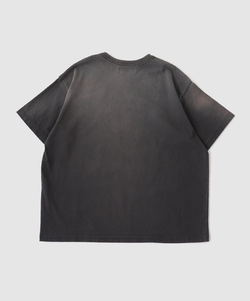 DAIRIKU(ダイリク)の「DAIRIKU / ダイリク "BUTTON EYE DOLL" Sunburn H-S Tag Tee(Tシャツ/カットソー・メンズ・ブラック系その他・SMALL/LARGE/MEDIUM)」の2枚目の写真