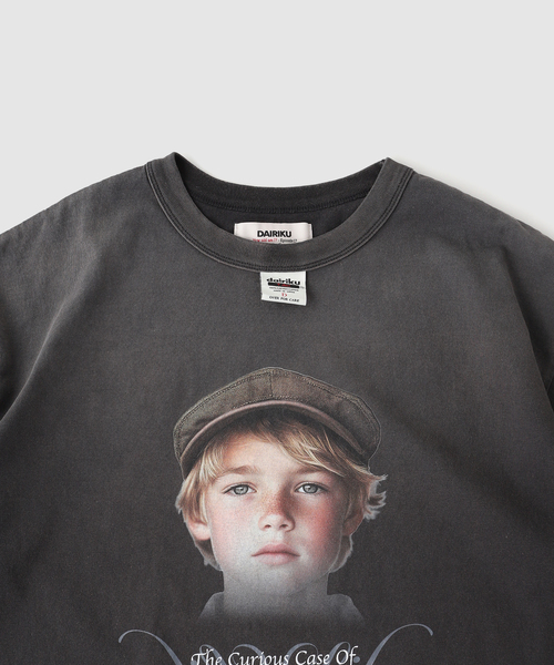 DAIRIKU(ダイリク)の「DAIRIKU / ダイリク "BUTTON EYE DOLL" Sunburn H-S Tag Tee(Tシャツ/カットソー・メンズ・ブラック系その他・SMALL/LARGE/MEDIUM)」の3枚目の写真
